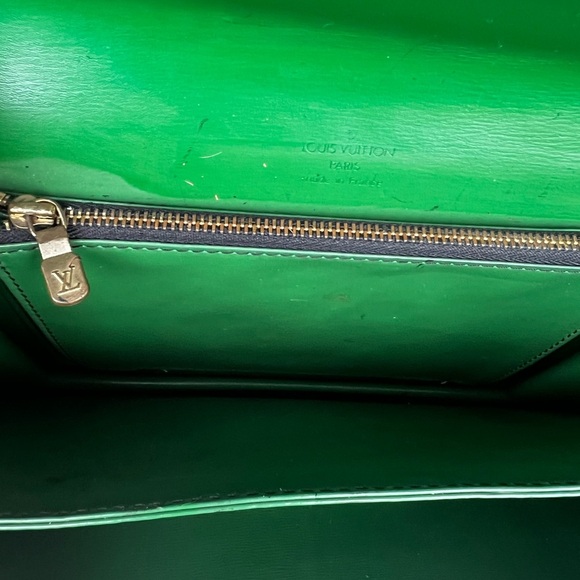 Louis Vuitton Green and Black Epi Clutch. - Picture 6 of 8